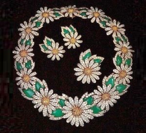 Elizabeth-Taylors-Van-Cleef-and-Arpels-Daisies-necklace.-Gold-colored-and-transparent-diamonds-chrysoprase