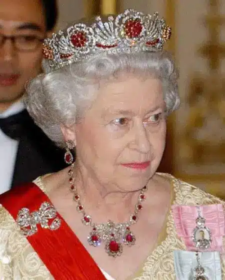 queen elizabeth ρουμπίνια κοσμήματα