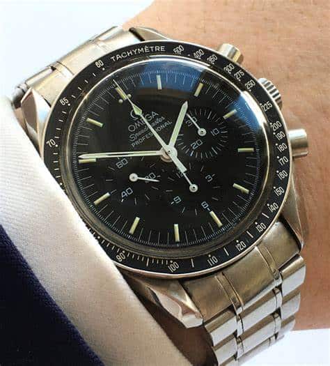 ανδρικό χέρι φοράει omega speedmaster ρολόι